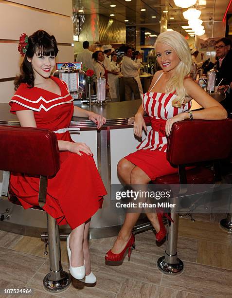 Holly Madison Fabrocinis Resturant & Starbucks in Los Angeles November 10,  2008 – Star Style
