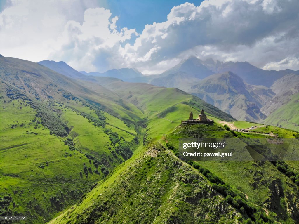 Luftaufnahme des Caucasus Mountain mit Trinity Kirche von dem