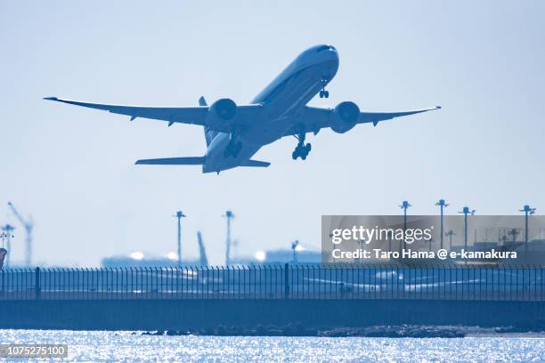 the airplane taking off tokyo haneda international airport in japan - tokyo international airport foto e immagini stock