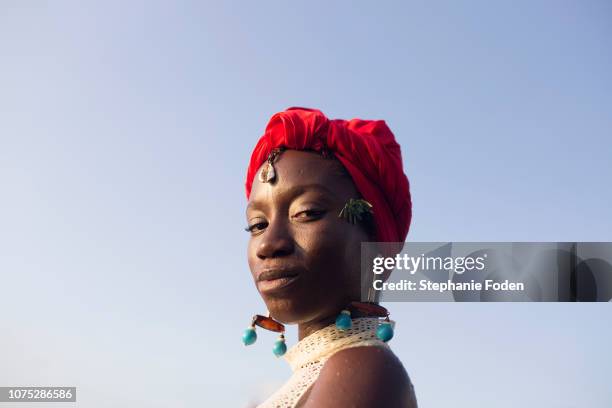 a young woman in salvador, brazil - pañuelo rojo fotografías e imágenes de stock