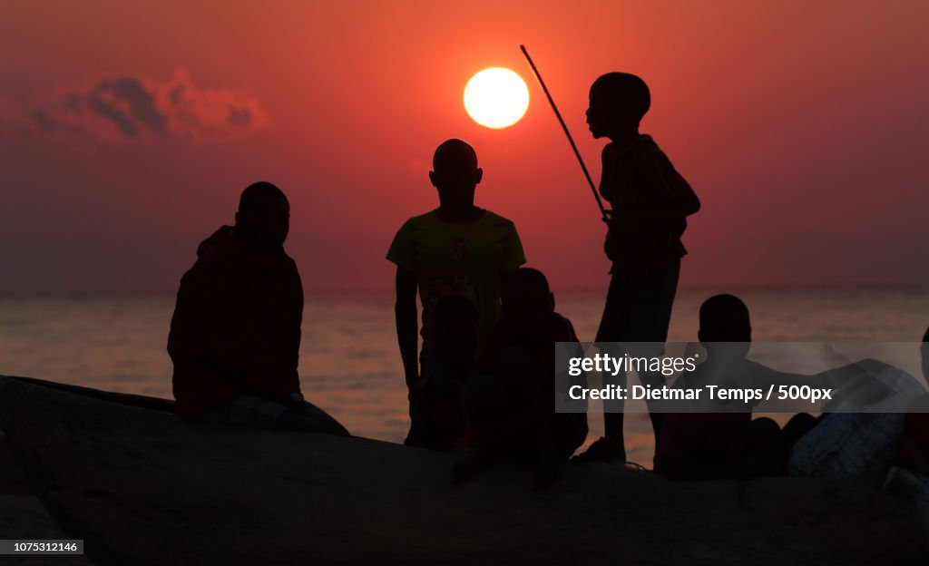 Lake Malawi, kids and fishermen