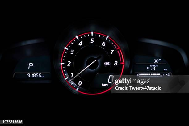 modern car speedometer panel - kilometer photos et images de collection