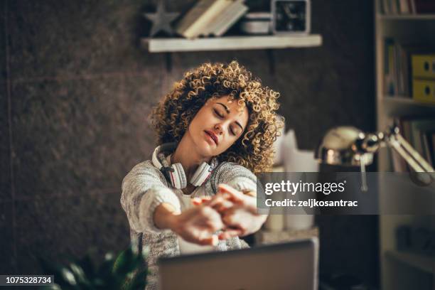 woman stretching in the office - esticar imagens e fotografias de stock