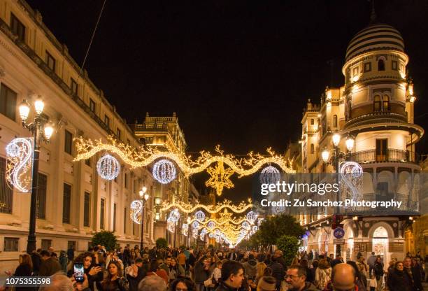 christmas avenue - sevilla fotografías e imágenes de stock