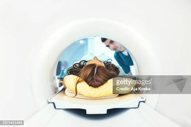 het invoeren van mri-scan. - women injury stockfoto's en -beelden