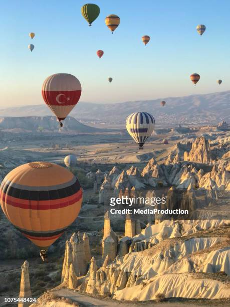 fliegen über kappadokien in einem heißluftballon - cappadocia hot air balloon stock-fotos und bilder
