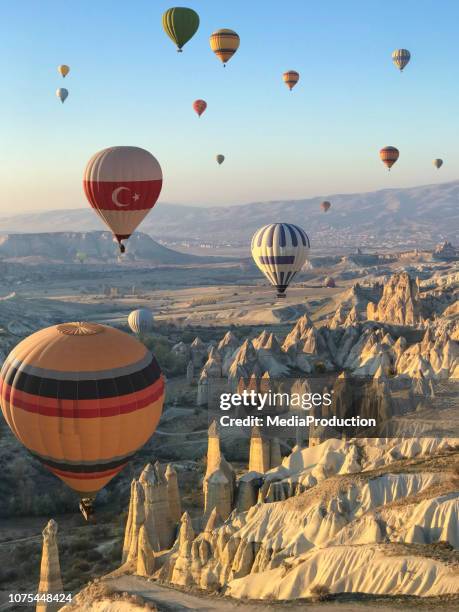survoler la cappadoce en montgolfière - turquie photos et images de collection