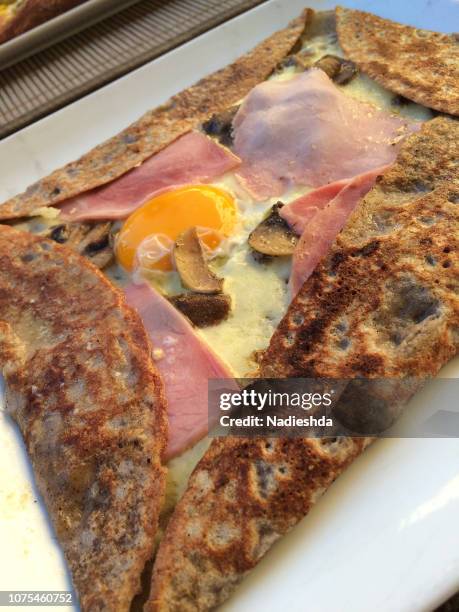 french crepe with ham, cheese, mushrooms and egg. - crepe textile ストックフォトと画像