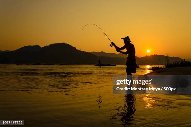 the old fisherman - montree fotografías e imágenes de stock