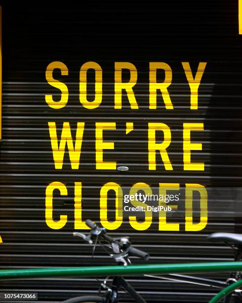 big english closed sign painted on shutter - geschlossen schild mit öffnungszeiten stock-fotos und bilder