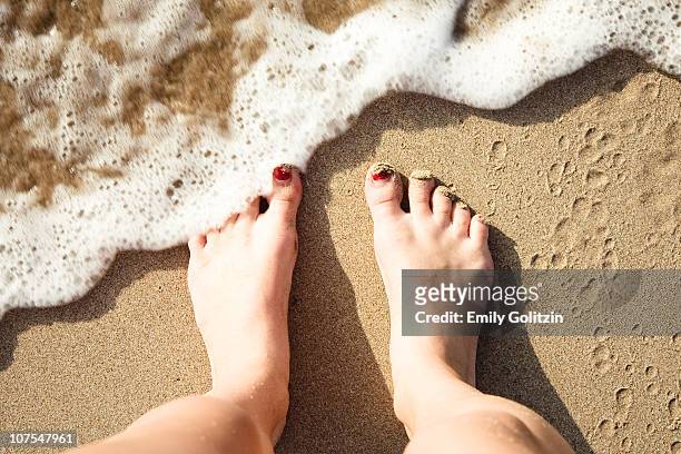feet in sand at hapuna beach, hi - hapuna beach 個照片及圖片檔
