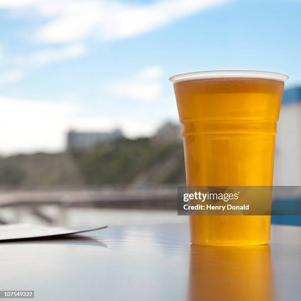 plastic pint - paper cup fotografías e imágenes de stock