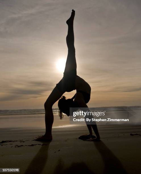 Yoga Girl On The Beach, Foto de stock