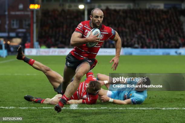 Charlie Sharples of Gloucester runs in to scrore the second try during the Gallagher Premiership Rugby match between Gloucester Rugby and Worcester...