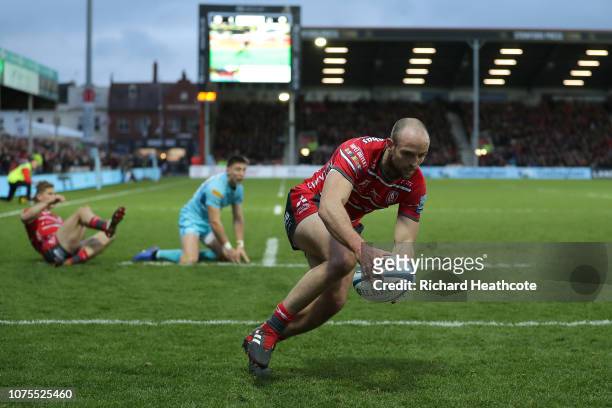 Charlie Sharples of Gloucester runs in to scrore the second try during the Gallagher Premiership Rugby match between Gloucester Rugby and Worcester...