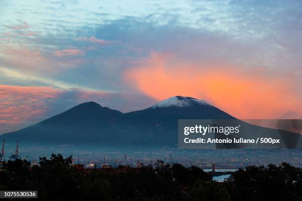 vesuvio innevato. - innevato fotografías e imágenes de stock