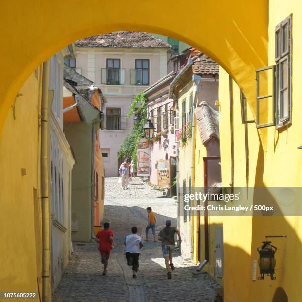 strada cositorarilor, sighisoara, romania - strada urbana imagens e fotografias de stock