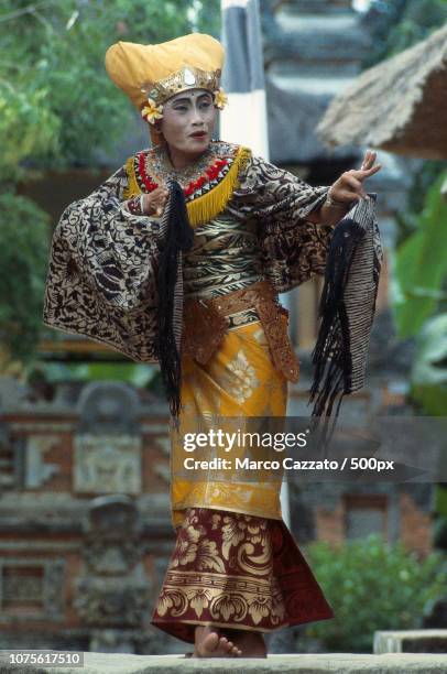 barong dance - batubulan - bali (indonesia) - barong headdress stock pictures, royalty-free photos & images