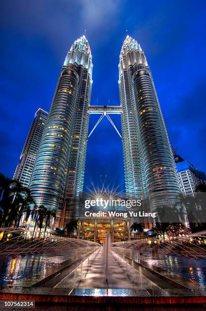 kuala lumpur twin tower - kuala lumpur twin tower stock pictures, royalty-free photos & images