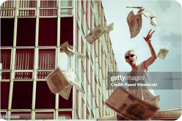 woman throwing out money - lanzar actividad física fotografías e imágenes de stock