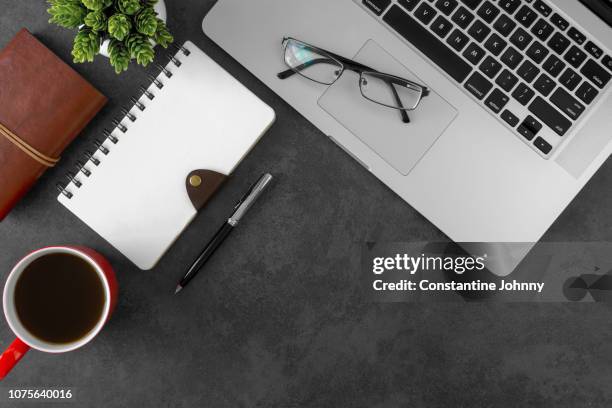 laptop, notebook and coffee mug on home office desk - desktop overhead view stock pictures, royalty-free photos & images