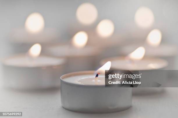 white candles - candela tealight foto e immagini stock