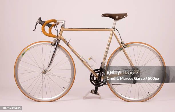 estudio marcos garzo: bicicleta dorada zeleris - mountain bike bicicleta stock pictures, royalty-free photos & images
