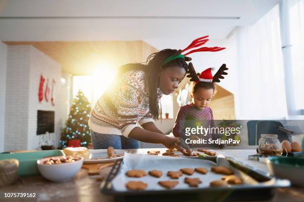 glück ist... kochen mit meiner mutter. - christmas cooking stock-fotos und bilder