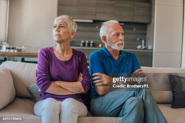 personnes âgées en colère - divorce photos et images de collection