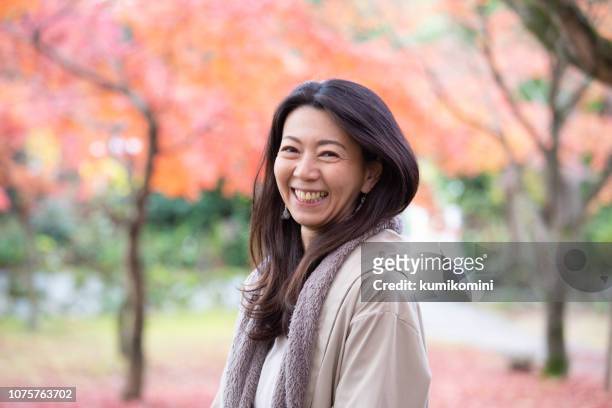 bella donna giapponese che si gode l'autunno - 40 44 anni foto e immagini stock