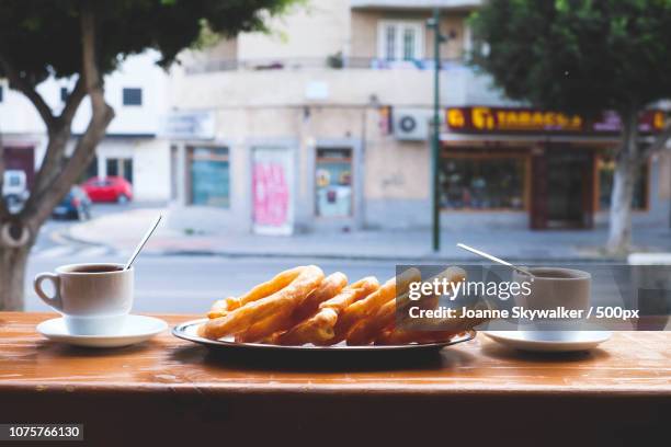 churros con chocolate - chocolate con churros stock-fotos und bilder