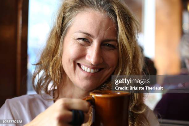 44 jaar oude vrouwen close-up in het restaurant en in de straat - 40 44 years woman caucasian stockfoto's en -beelden