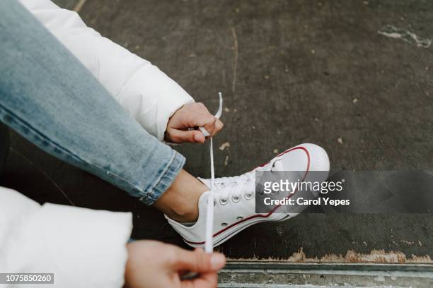 tying my sneakers - zapato de tela fotografías e imágenes de stock