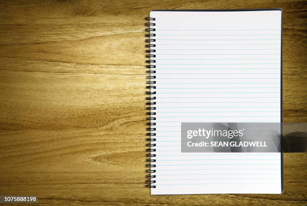 blank notebook on desk - bloco espiral imagens e fotografias de stock