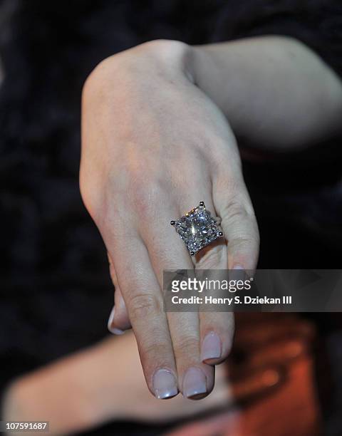 Princess Cut Diamond Ring Photos and Premium High Res Pictures - Getty ...