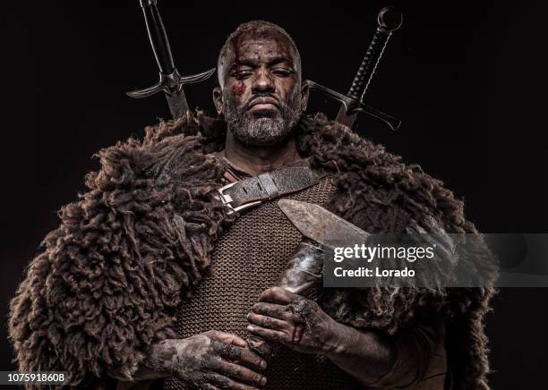 arma con viking inspiró a guerrero negro - viking warrior fotografías e imágenes de stock