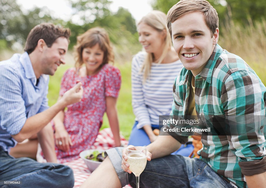 Gruppe von glücklichen Freunde genießen ein Picknick im park
