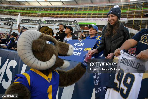 St Louis Rams Mascot Photos and Premium High Res Pictures - Getty Images
