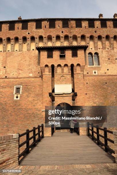 l'entrata della rocca di gradara - entrata stock-fotos und bilder