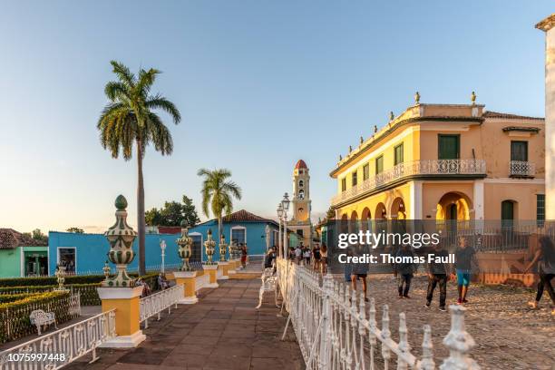 gepflasterte fläche auf der seite des park plaza mayor in trinidad, kuba - trinidad stock-fotos und bilder