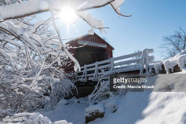 red covered bridge in winter snow - princeton illinois imagens e fotografias de stock
