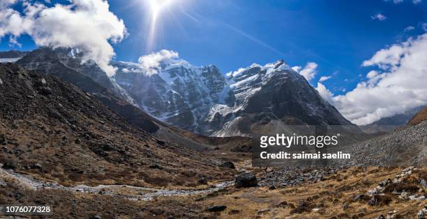 panoramic view of himalaya mountains from the way to mera peak trekking, nepal - kangchenjunga stock pictures, royalty-free photos & images