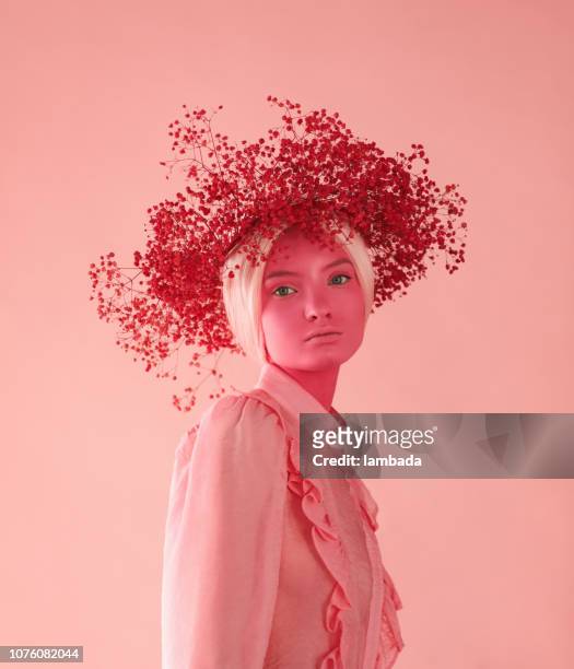 woman with pink skin, pink wreath and clothes - arts culture et spectacles photos stock pictures, royalty-free photos & images