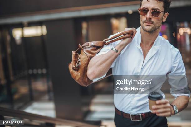 naar huis - business man walking with a bag in asia stockfoto's en -beelden