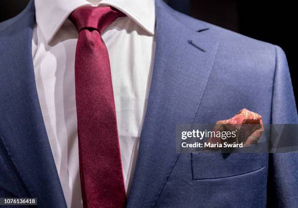 details of dressed man clothes - lapel 個照片及圖片檔