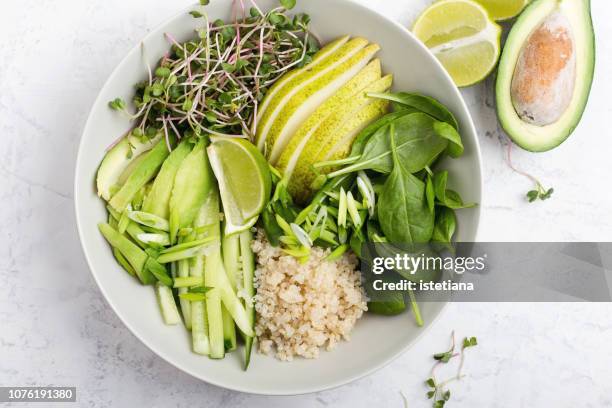 quinoa veggie bowl with green vegetables and fruits - course meal 個照片及圖片檔