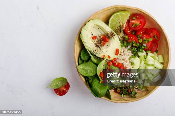 quinoa veggie bowl with fresh vegetables and fruits - buddha bowl stockfoto's en -beelden