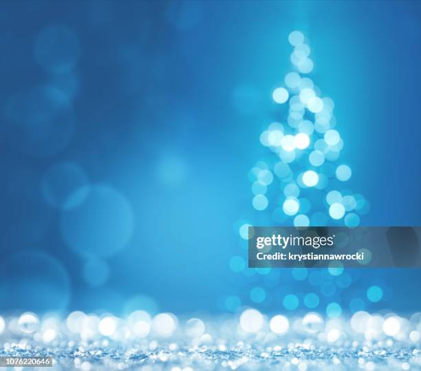 blaulicht und weihnachtsbaum auf weißen defokussierten funkelt - blue christmas background stock-fotos und bilder