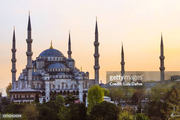 blue mosque at sunset - minaret stockfoto's en -beelden