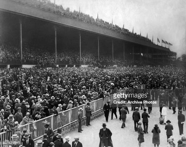 Crowds at Belmont Park Race Track, Elmont, New York City, USA, circa, 1925.